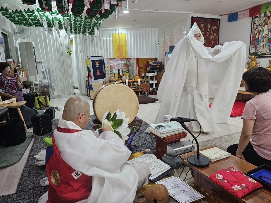 용화사 현중스님의 영적 빙의치료 의식과 심리퇴마 사진