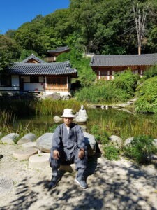 "신병과 빙의 치유를 돕는 용화사 현중스님의 정갈한 사찰 전경"